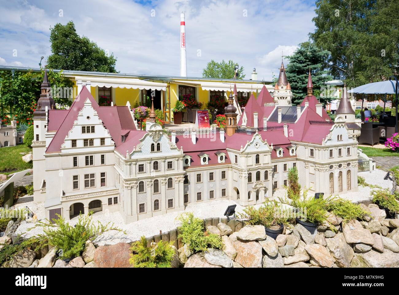 KOWARY, Polen - 12. JULI 2017: Modell der fabelhafte Schloss Moszna, in der Nähe von Opole in Miniatur Park Stockfoto