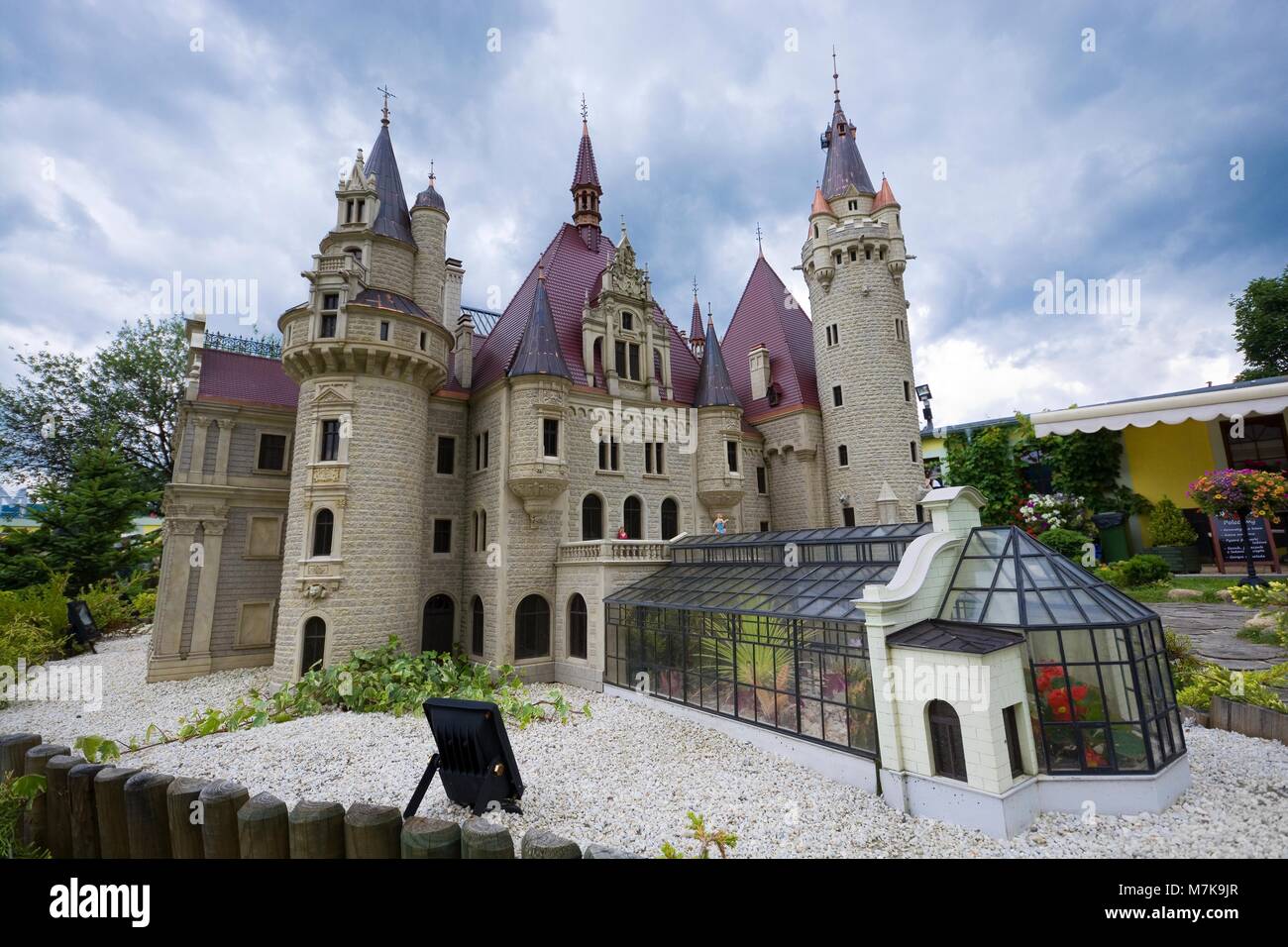 KOWARY, Polen - 12. JULI 2017: Modell der fabelhafte Schloss Moszna, in der Nähe von Opole in Miniatur Park Stockfoto