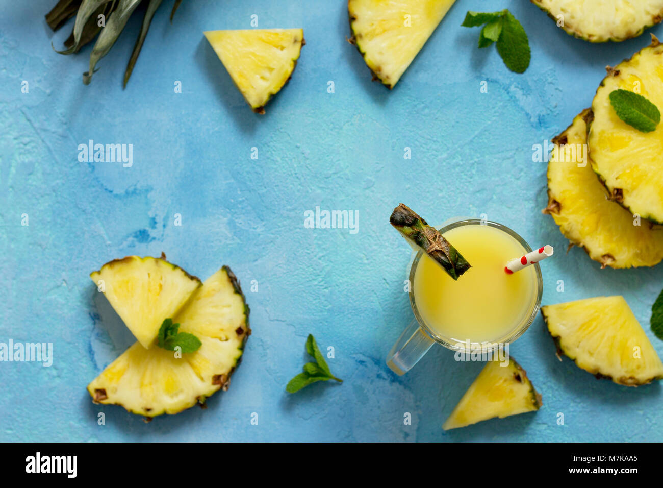 Selbstgemachte erfrischende Frucht trinken mit Ananas, frische Vitamine. Kalten Sommer trinken. Stockfoto