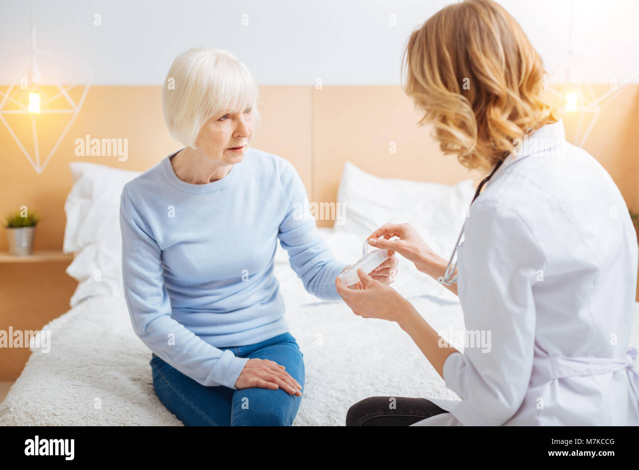 Ruhe im Alter von Patienten hören auf Ihre professionelle Arzt und bei ihr zu suchen Stockfoto