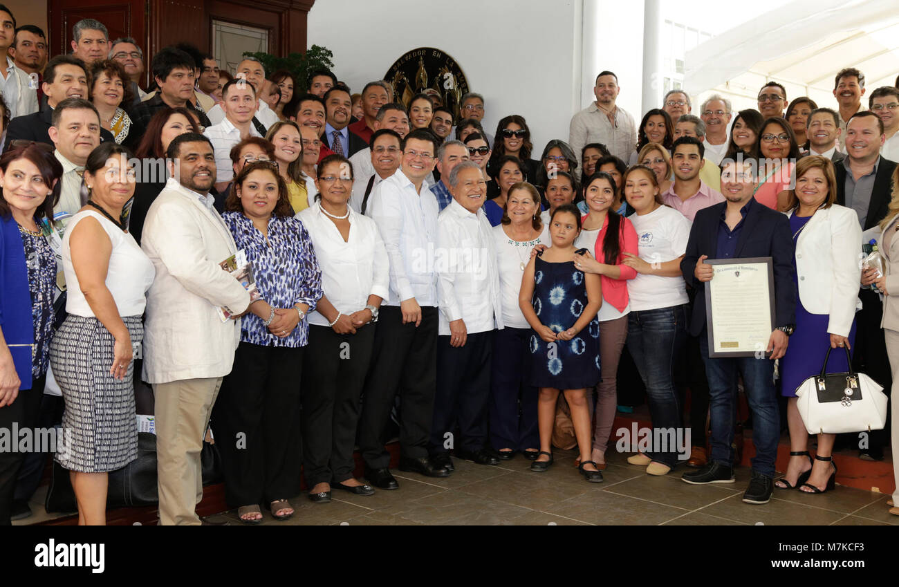 Foto mit der Casa Abierta, einer Veranstaltung für im Ausland lebende Salvadorianer, die die kulturelle Einheit und die nationale Verbindung zwischen den salvadorianischen Gemeinschaften weltweit fördert. Stockfoto