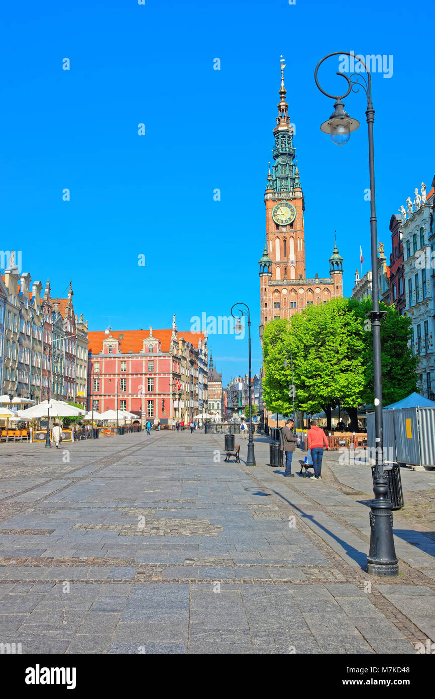 Danzig, Polen - 8. Mai 2014: Main City Hall und Dlugi Targ Platzes in der Altstadt von Danzig, Polen. Die Leute im Hintergrund. Stockfoto