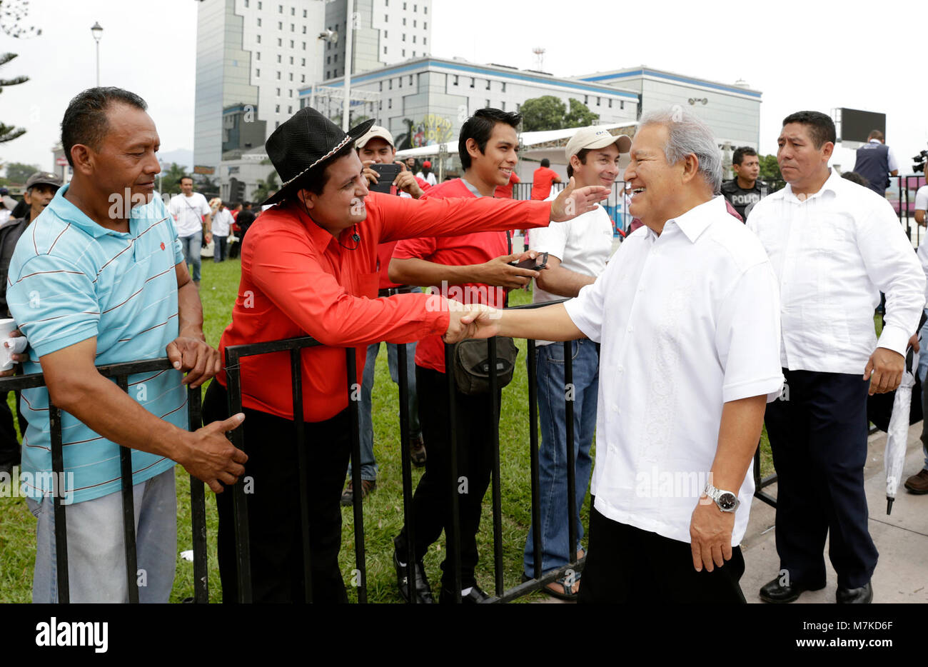 Ein historisches Bild, das eine Feier des Internationalen Arbeitstages zeigt, zeigt Arbeiter, Banner und öffentliche Versammlungen, die Arbeiterbewegungen und soziale Organisationen in einer spanischsprachigen Region repräsentieren. Stockfoto