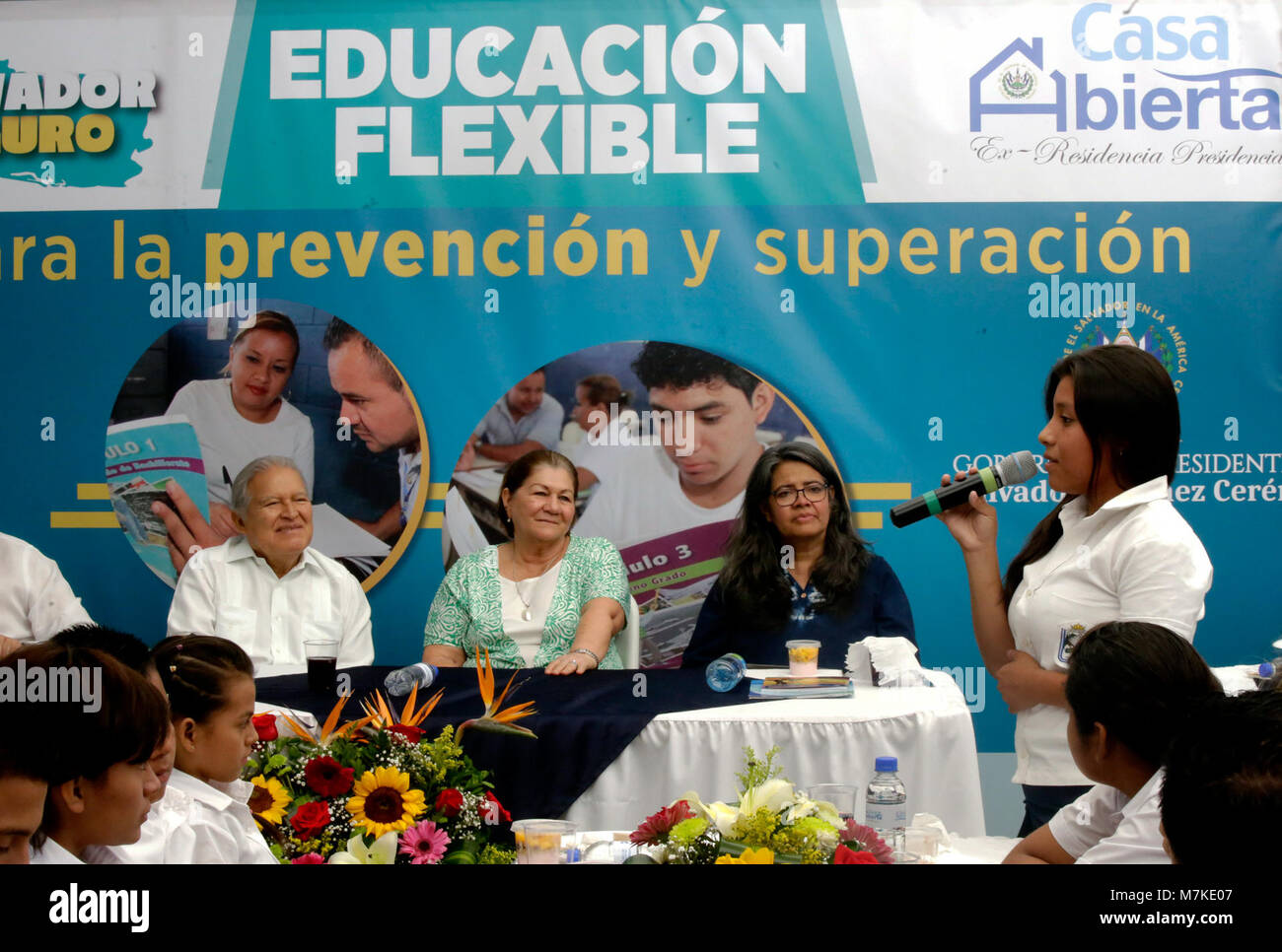 Das Foto mit dem Titel „Casa Abierta Programa Educación flexible“ zeigt eine Veranstaltung in El Salvador, die im Rahmen des flexiblen Bildungsprogramms „Casa Abierta“ organisiert wurde und bei der sich Studenten und Vertreter der Institutionen versammelten, um einen integrativen Zugang zur Sekundarstufe zu fördern. :ContentReference[oaicite:4]{index=4} Stockfoto