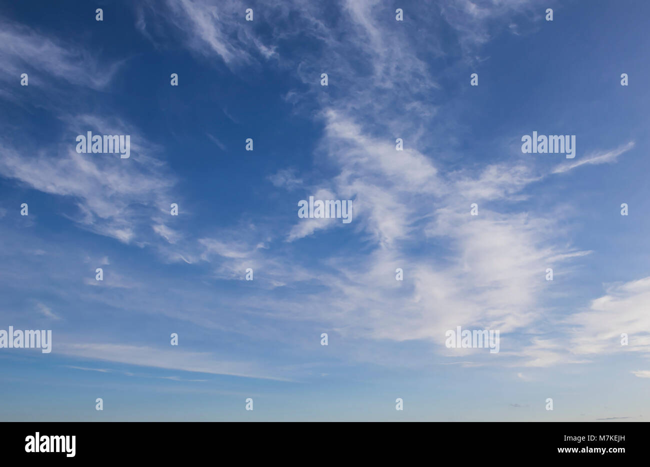 Bunte, ruhige Himmel und Cloud Hintergrund von Lyme Regis fotografiert auf der Jurassic Coast, Dorset, Großbritannien. Stockfoto