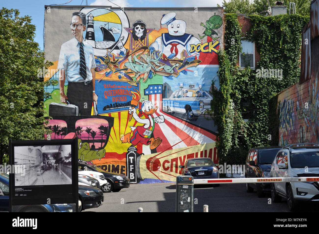 Ein Wandgemälde aus dem Jahr 2017 in Montreal zeigt eine Darstellung im Cartoon-Stil, die zeitgenössische Kunst mit urbaner Kultur verbindet. Dieses Wandbild spiegelt die lebendige Kunstszene der Stadt und ihr Engagement für öffentliche Kunst in der städtischen Landschaft wider. Stockfoto