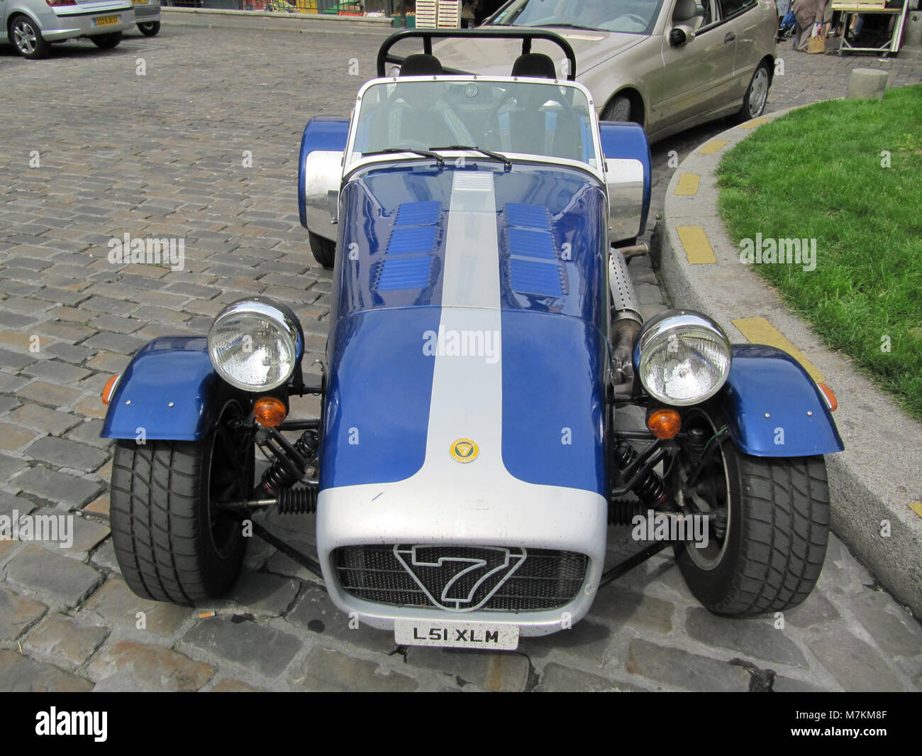 Der Caterham 7 ist ein leichter britischer Sportwagen, der für seine Agilität, sein offenes Design und seine hohe Leistung bekannt ist und in Paris als Modell für Rennsport- und Enthusiasten-Kollektionen beliebt ist. Stockfoto