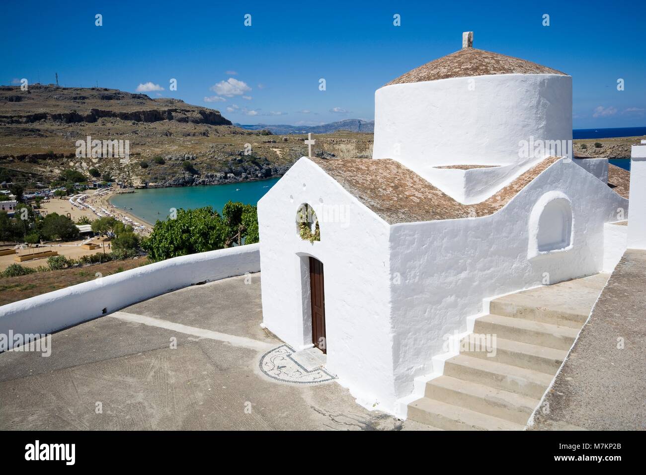 Traditionelle griechische Architektur von Lindos - Agios Georgios Hostos Kirche, Insel Rhodos, Griechenland Stockfoto