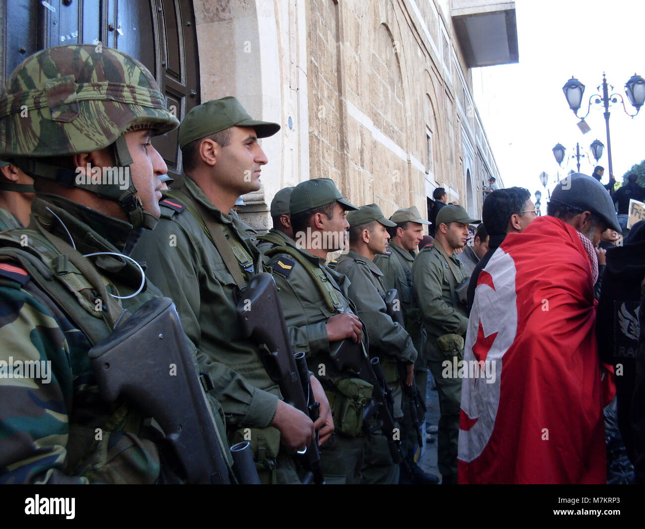 Ein Bild, das eine Befreiungskarawane darstellt, die den Transport und die Bewegung von Menschen oder Vorräten während des Krieges darstellt und historische Ereignisse im Zusammenhang mit Konflikten und Erholung reflektiert. Stockfoto