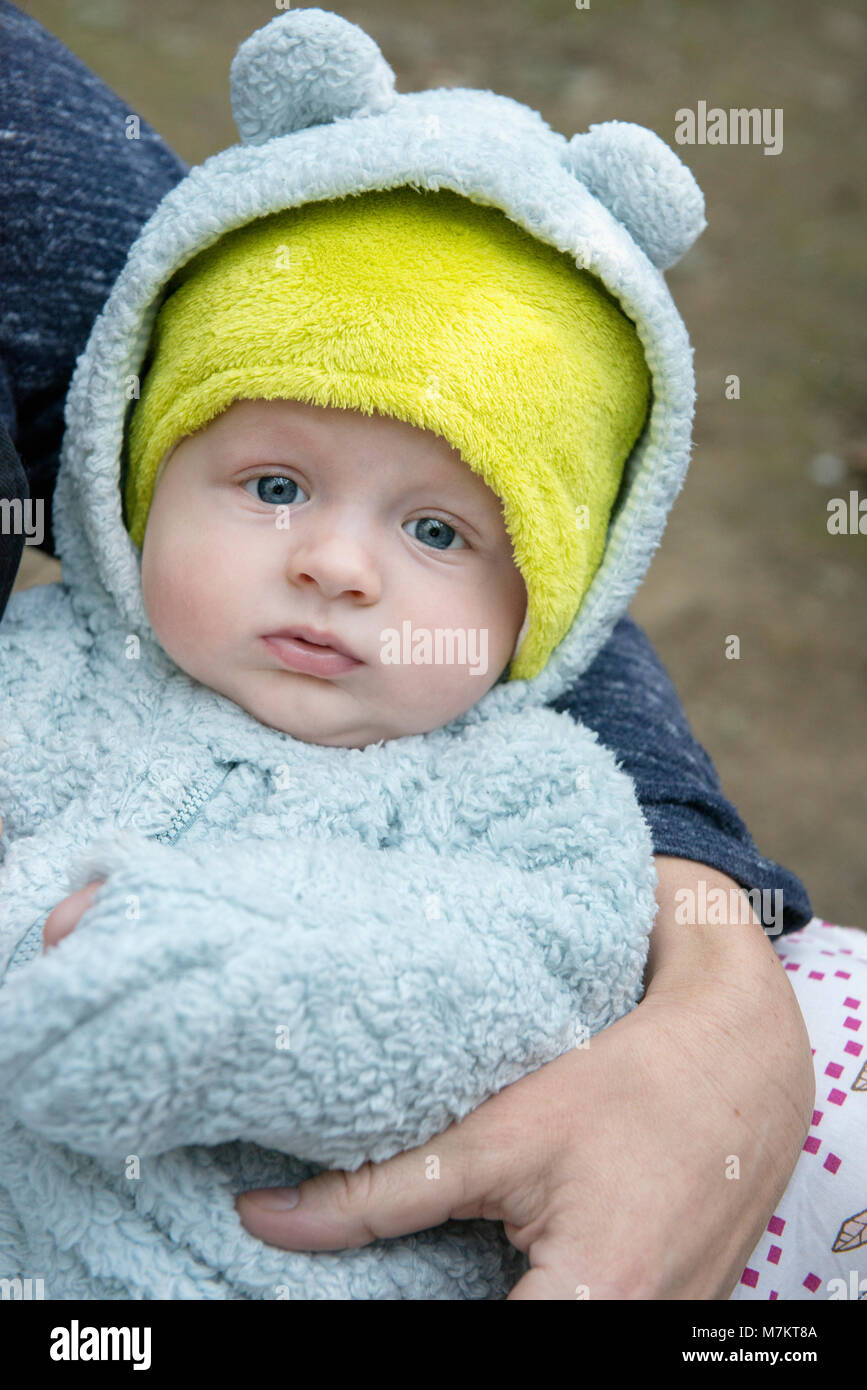 Ein 4 Monate altes Baby tragen ein nettes Outfit. Stockfoto