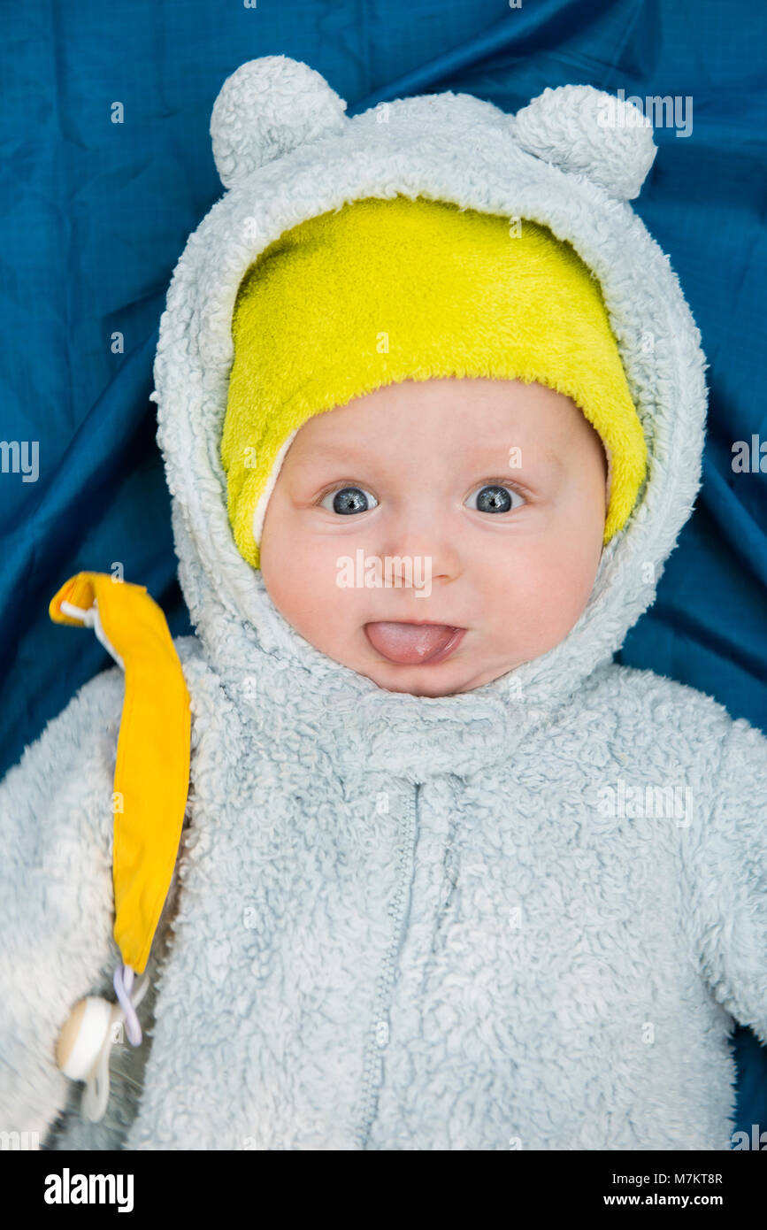 Ein 4 Monate altes Baby tragen ein nettes Outfit. Stockfoto