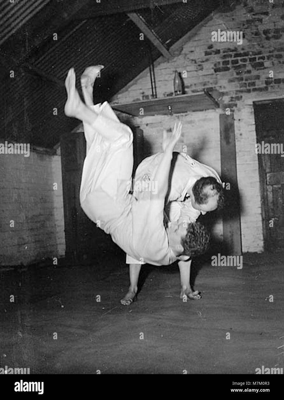 Die Cardiff Judo Group wird während der Kampfkunst und im Wettkampf dargestellt und zeigt Athleten, die an Judo-Training teilnehmen, das Disziplin, Gemeinschaftsbeteiligung und Sporttechnik in Cardiff, Wales, widerspiegelt. Stockfoto