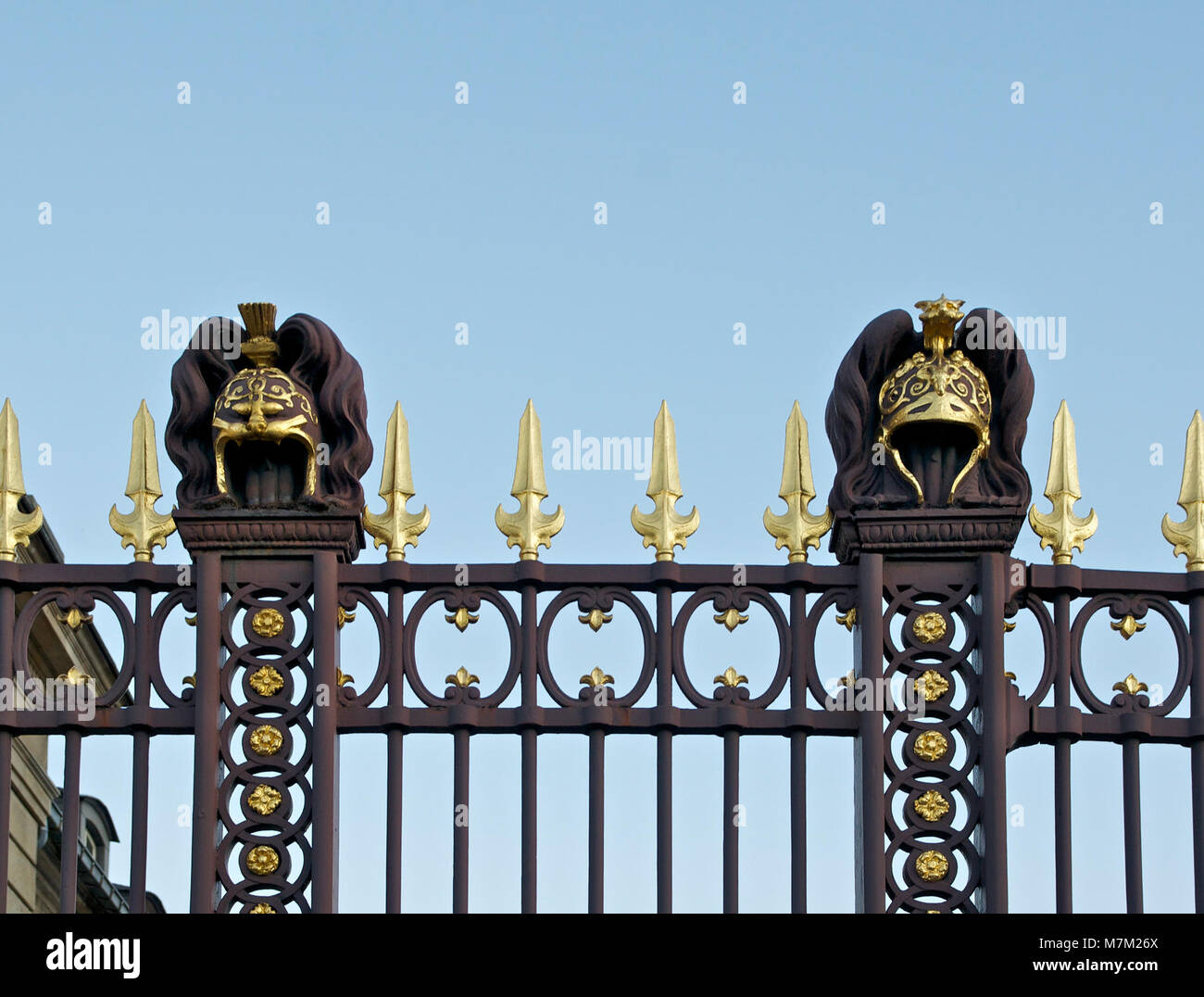 „Casques Grille“ bezieht sich auf Metallhelme mit Schutzgittern, die in Militärschulen zum Einsatz kommen und auf das Design der Ausrüstung und einheitliche Standards in Ausbildungsumgebungen hinweisen. Stockfoto