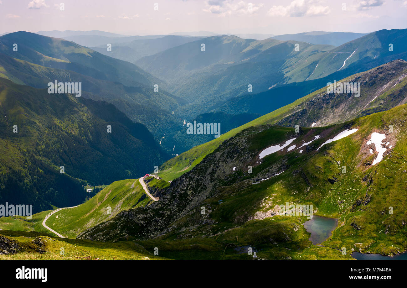 Schöne Aussicht in das Tal des fagars Berg. See unter den Grashängen und felsige Klippen. unvergesslichen Urlaub in Rumänien Stockfoto