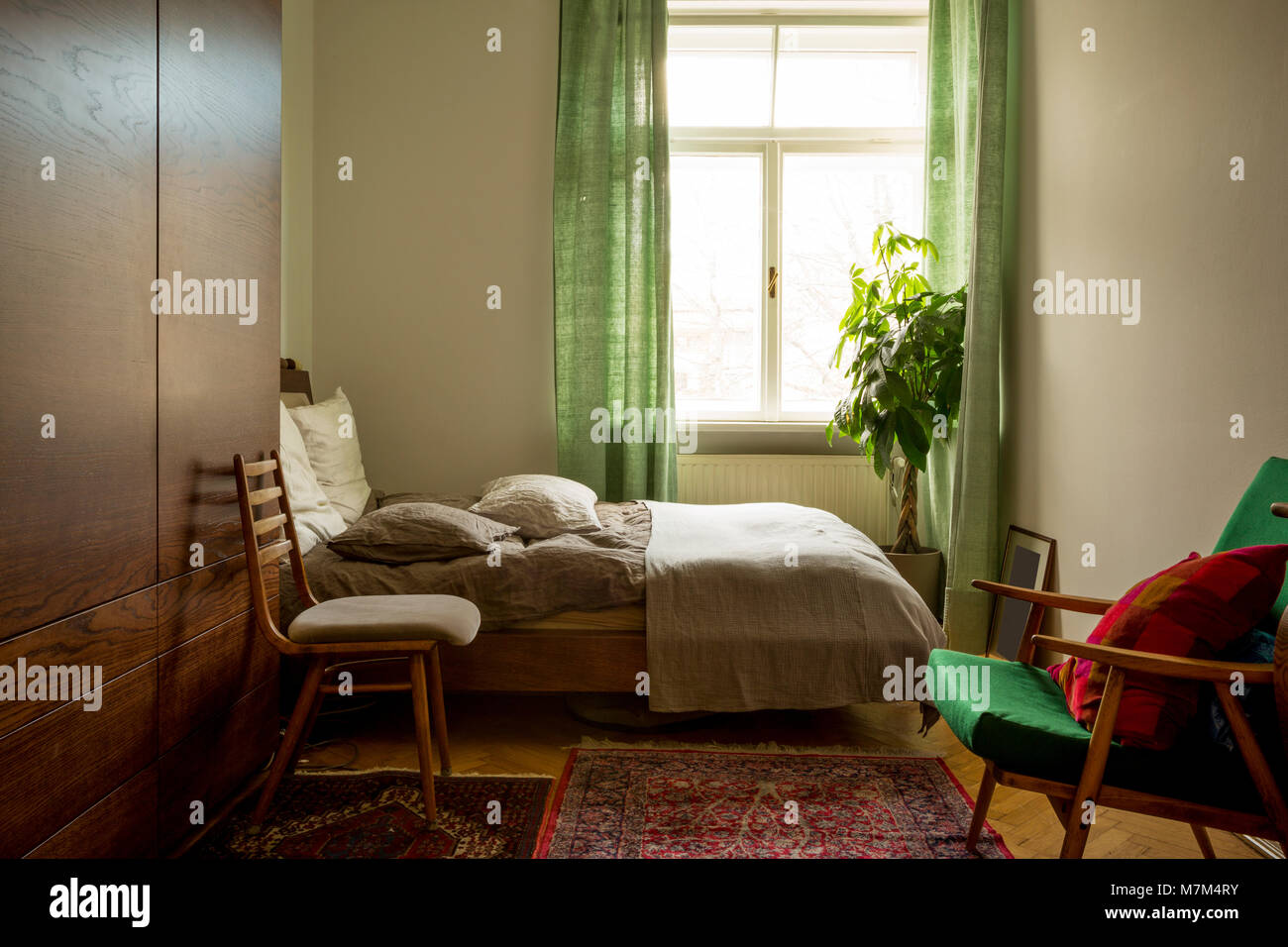 Modernes Schlafzimmer im skandinavischen Stil Stockfoto