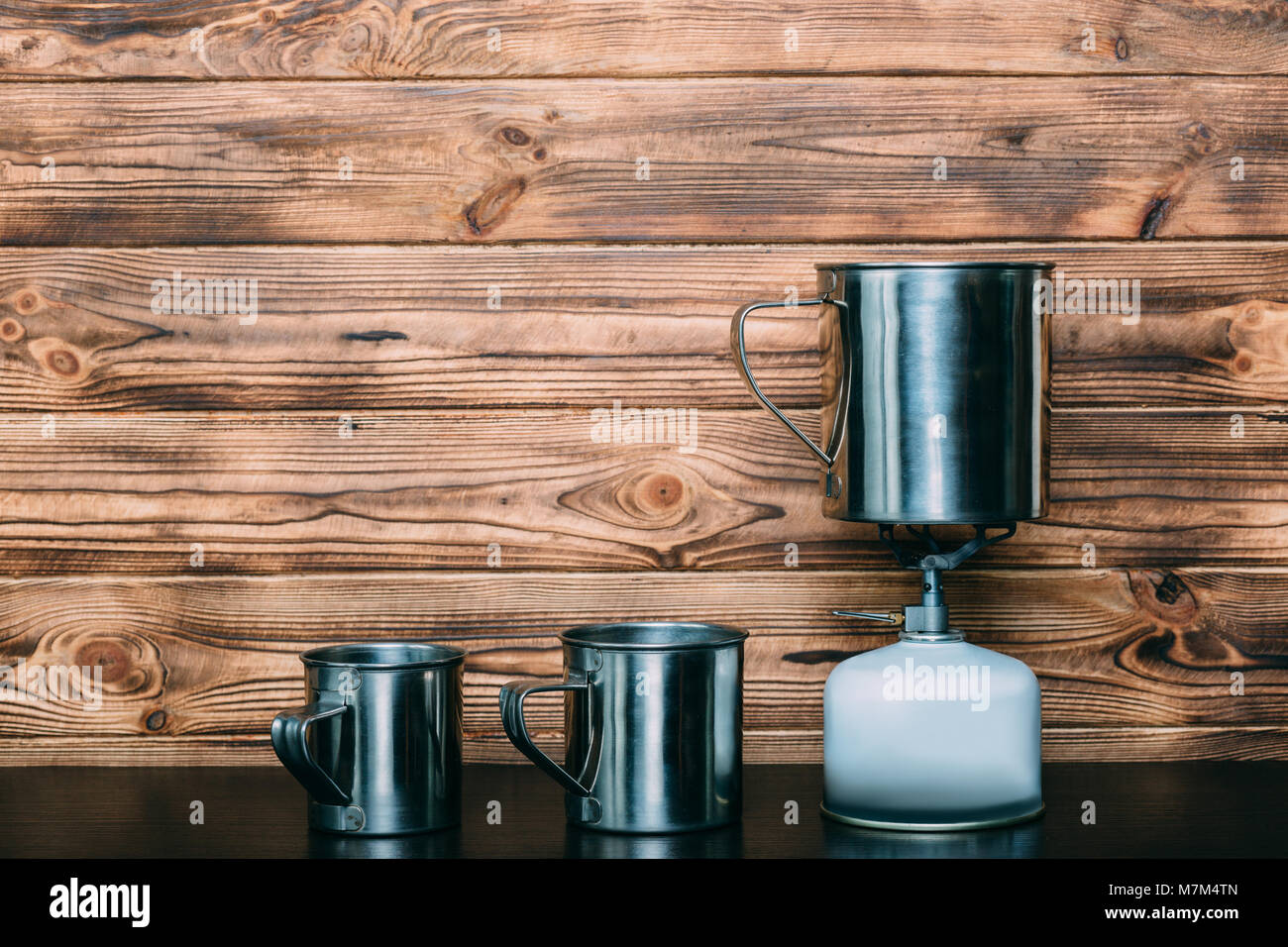 Camping gas Flasche und Metall Becher Stockfoto