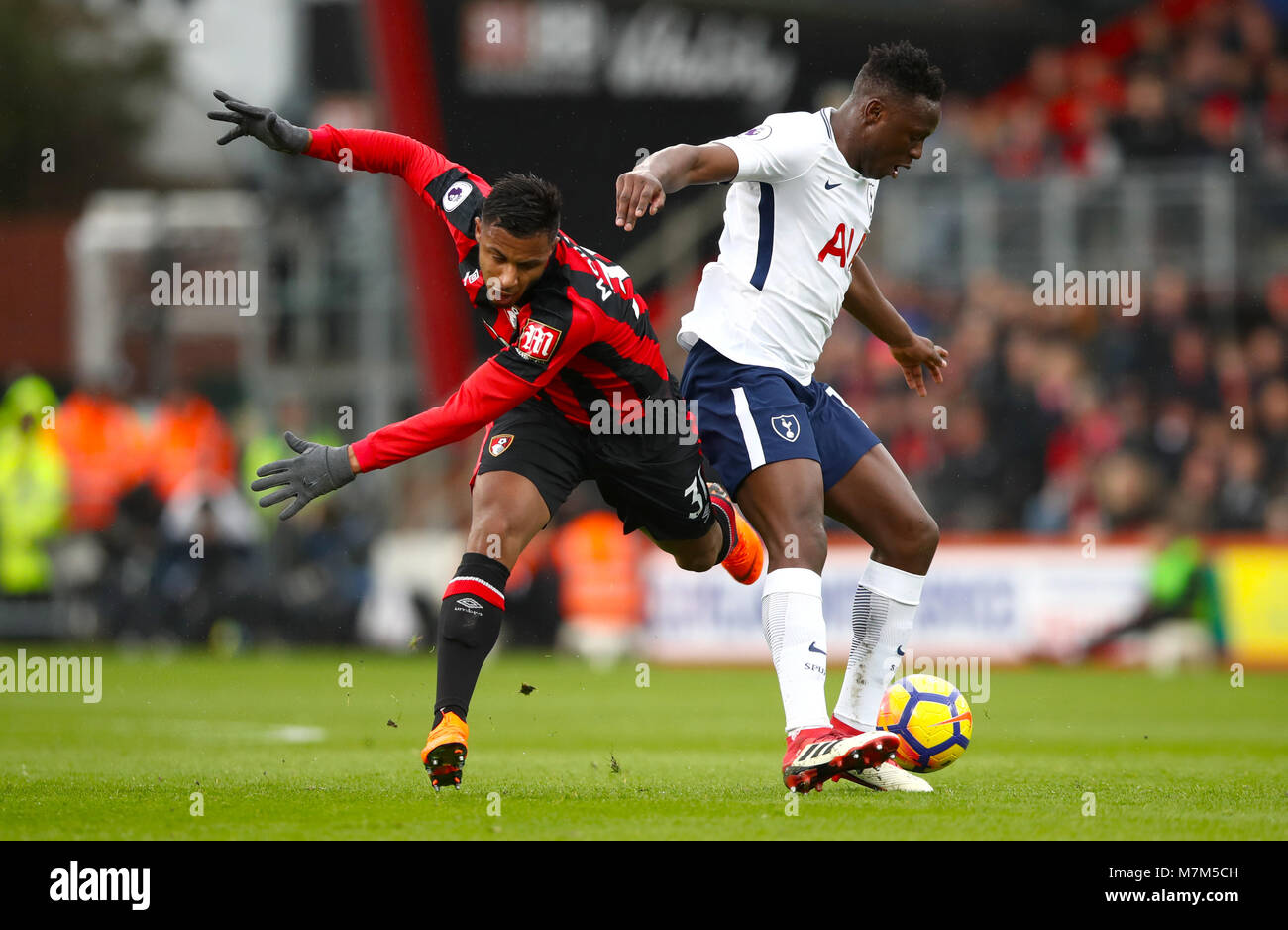 Tottenham Hotspur ist Victor Wanyama (rechts) und AFC Bournemouth Lys Mousset Kampf um den Ball während der Premier League Match an der Vitalität Stadium, Bournemouth. Stockfoto