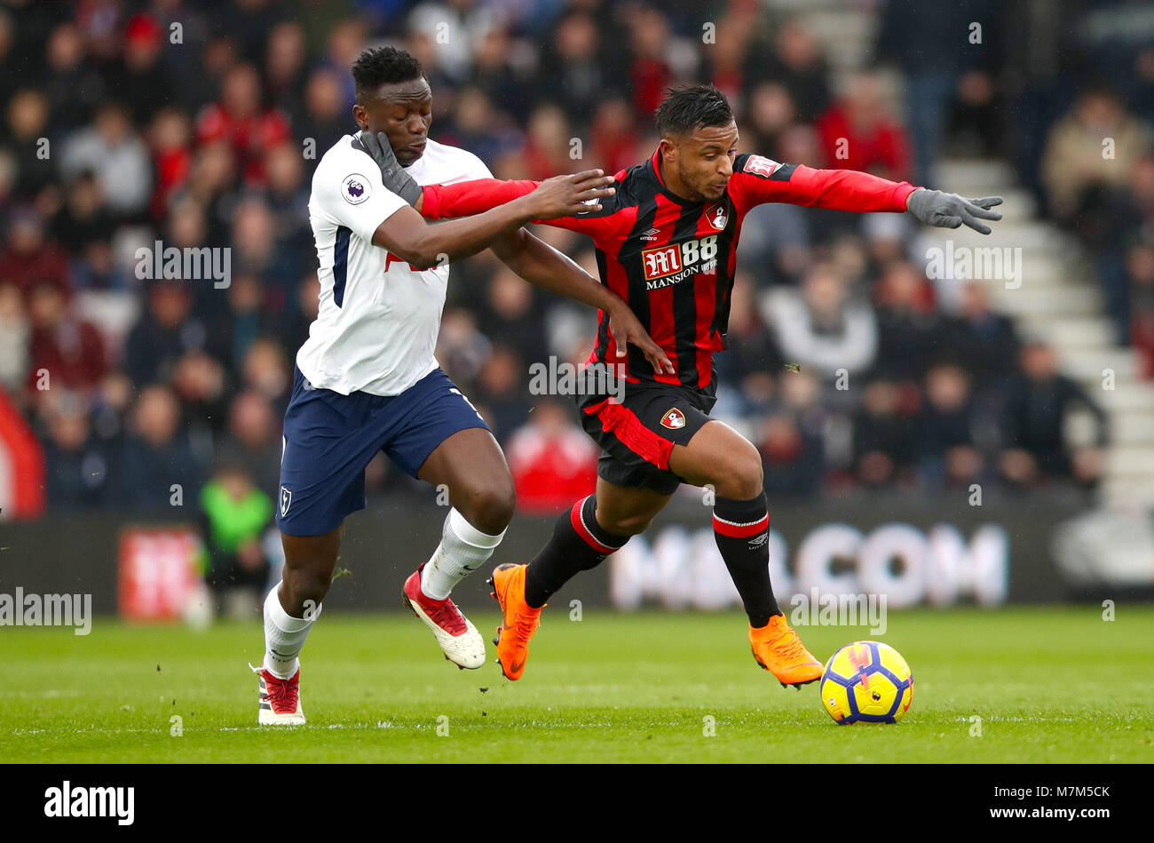 Tottenham Hotspur ist Victor Wanyama (links) und AFC Bournemouth Lys Mousset Kampf um den Ball während der Premier League Match an der Vitalität Stadium, Bournemouth. Stockfoto