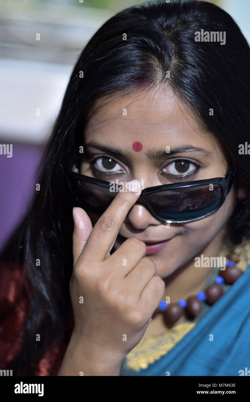 Junge und schöne Bengali Mädchen sehen durch Sun-Glas innen Stockfoto