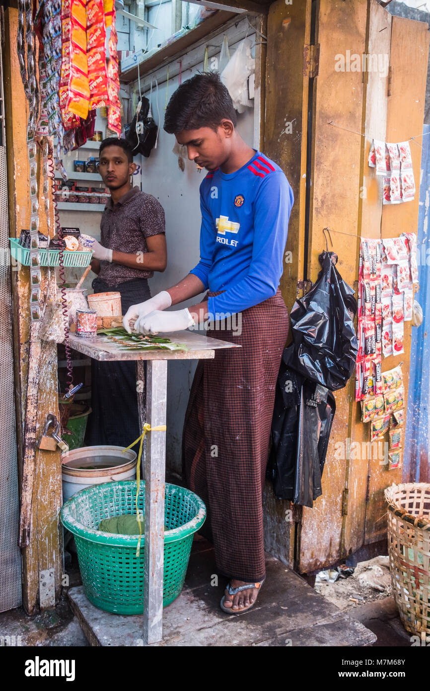 Vorbereitung Betelnuss zum Verkauf einschließlich Kalk & Tabak kauen Yangon Myanmar Stockfoto
