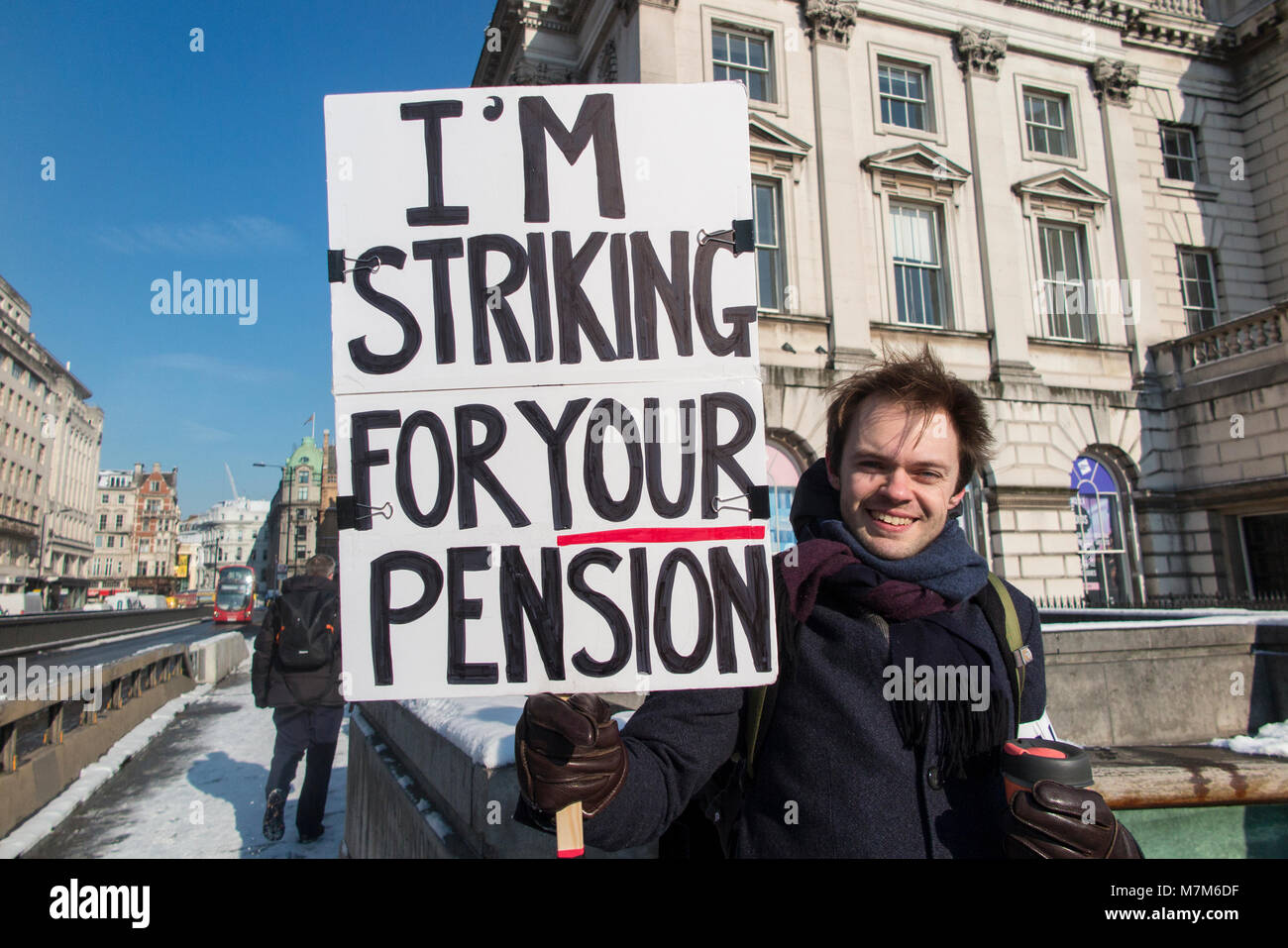Ein Demonstrator fordern eine Änderung an Hochschuldozenten Rentenzahlungen Stockfoto