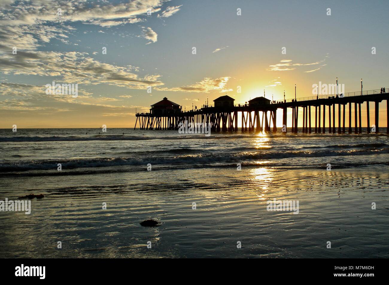 Huntington Beach Pier bei Sonnenuntergang Stockfoto