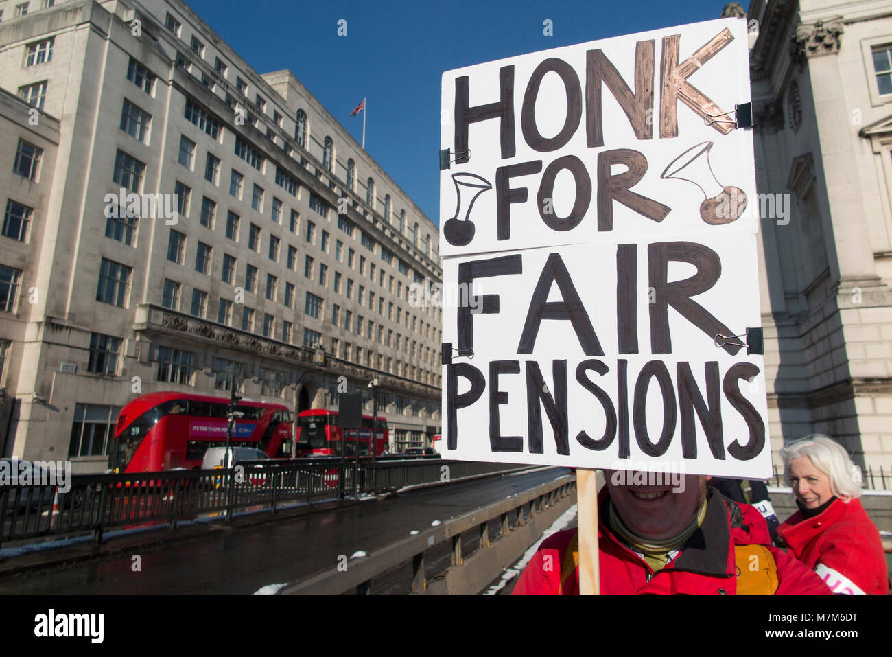 Ein Demonstrator fordern eine Änderung an Hochschuldozenten Rentenzahlungen Stockfoto