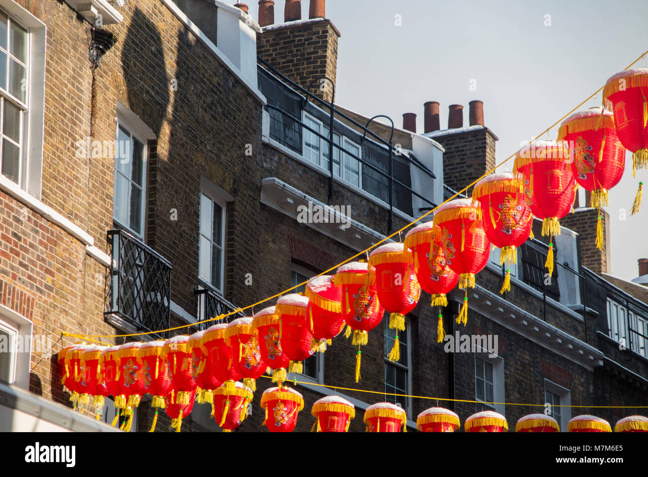 Schneebedeckte Chinesische Laternen in Londons Chinatown nach einem schweren Schnee Stockfoto