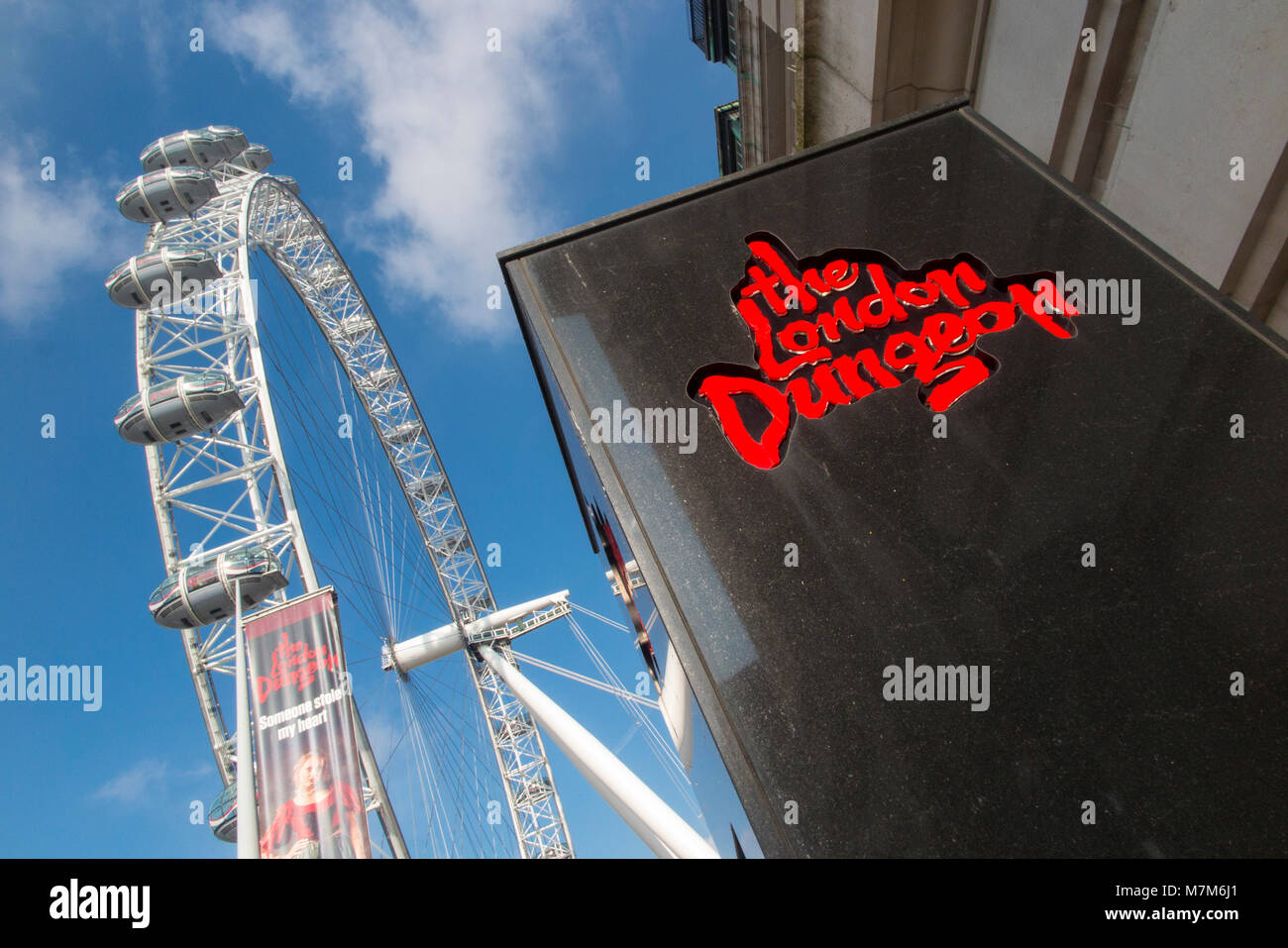 Tourismus Attraktionen in London - London Dungeon und das London Eye Stockfoto