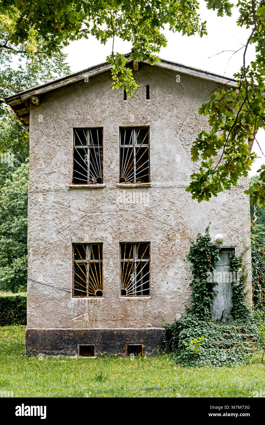 Haus Mit Vergitterten Fenstern; Haus mit vergitterten Fenstern Stockfoto