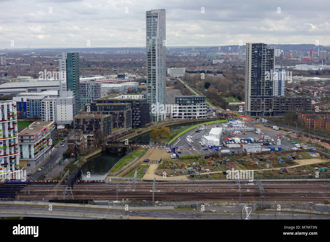 Skyline von London von der ArcelorMittal Orbit Aussichtsturm in der Queen Elizabeth Olympic Park in London gesehen. Stockfoto