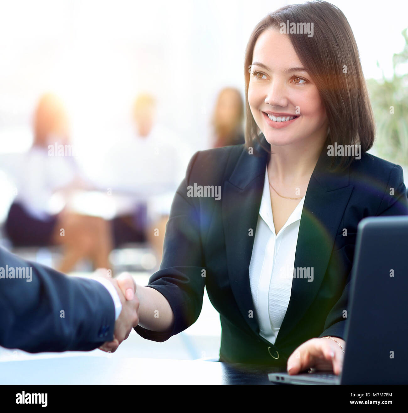Close-up ein handschlag von einem Manager und Kunden in der workpla Stockfoto
