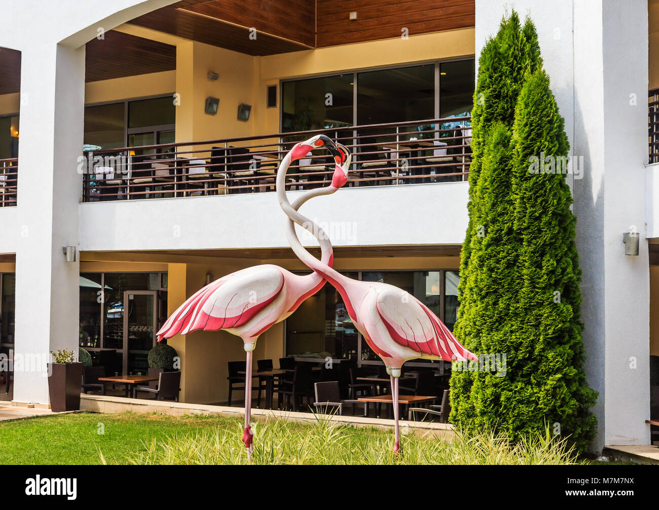 Zahlen von zwei Vögel vorne Flamengo des Hotel Flamingo Grand Hotel. Albena, Bulgarien Stockfoto