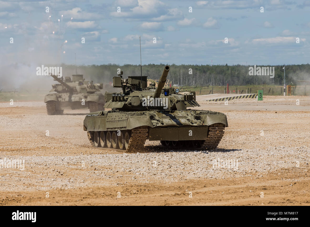 Die russischen Panzer nehmen an Demonstrationen bewegen vor Ort Stockfoto
