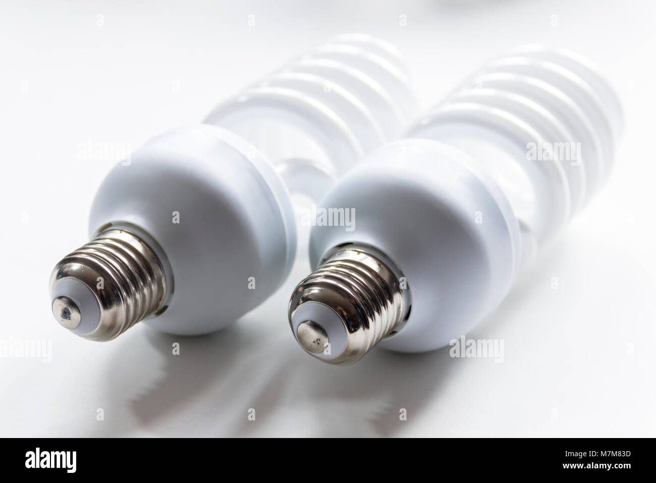 Zwei energieeffiziente high power fluoreszierende fotografische Glühlampen auf weißem Hintergrund Stockfoto