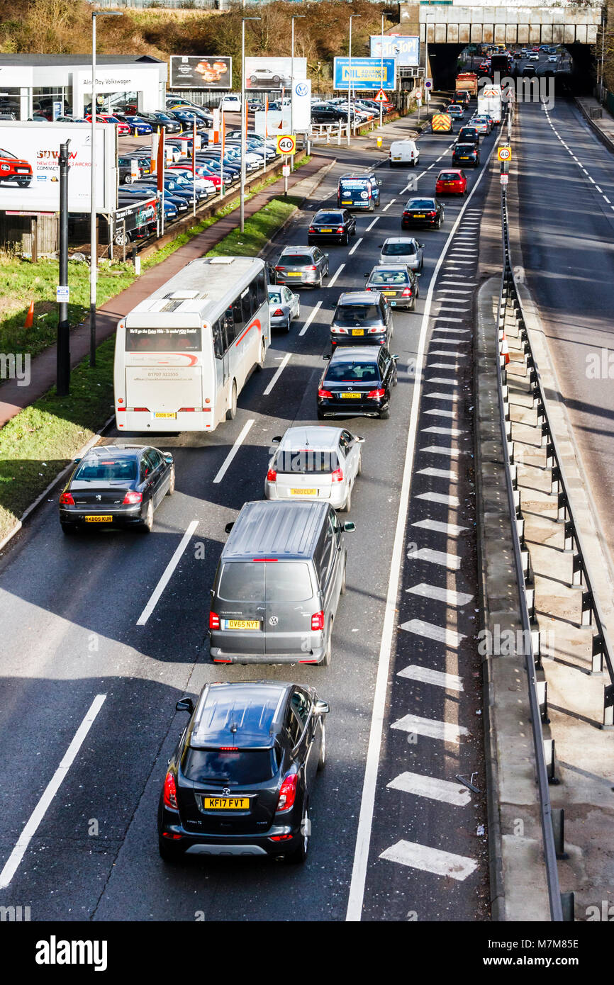 Die üblichen Osten-gebundenen Verkehr Stau auf der North Circular Road, London, UK, zu Friern Brücke Stockfoto