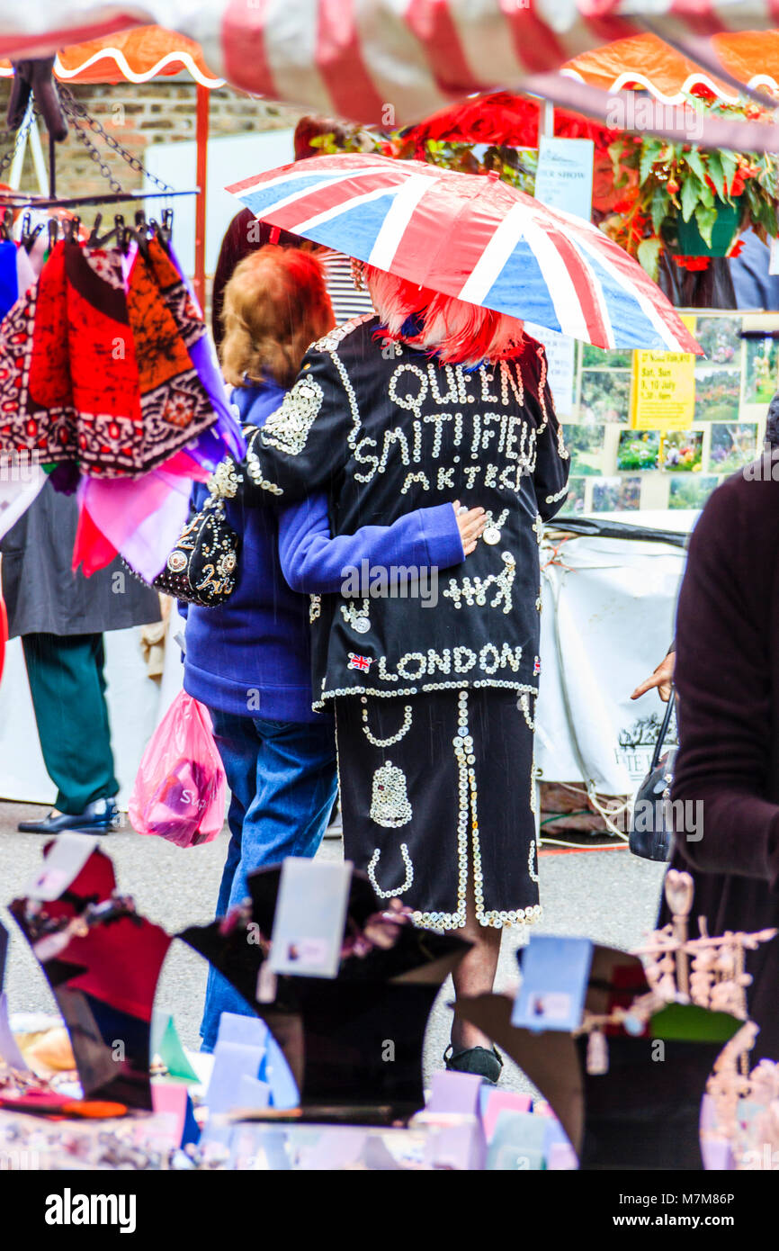 Pearly Queen mit einem Union Jack Regenschirm an einem Kunst- und Handwerkermarkt in Highgate, London, UK Stockfoto