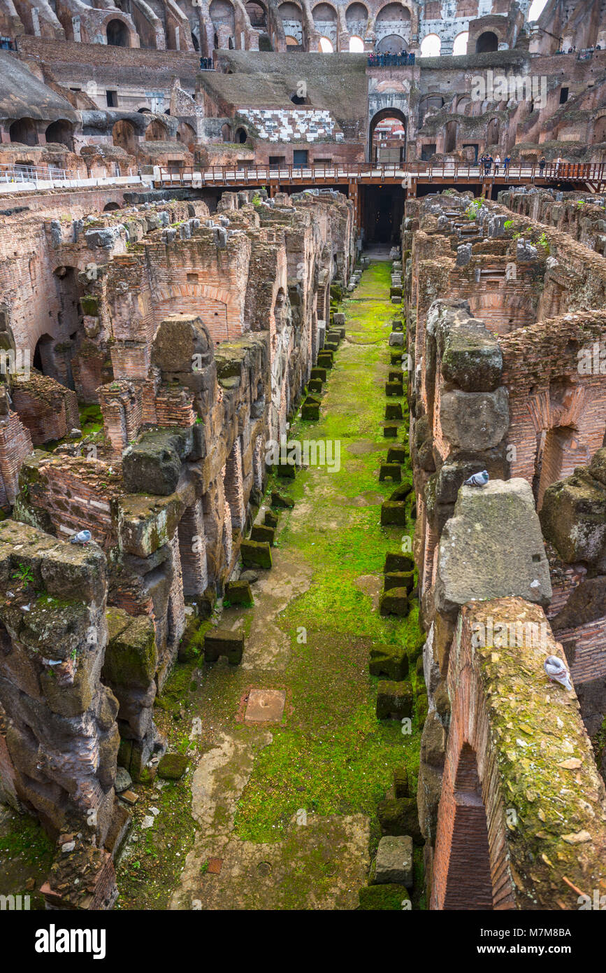 Innenraum closeup Detail des Kolosseum oder Coliseum, auch als das flavische Amphitheater bekannt, mit dem unter Erdgleiche hypogeum, Rom. Latium. Italien. Stockfoto