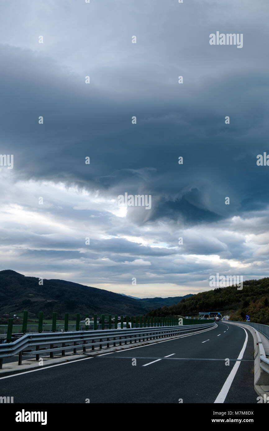 Autobahn und dunklen stürmischen Dramatischer Himmel in Slowenien Stockfoto