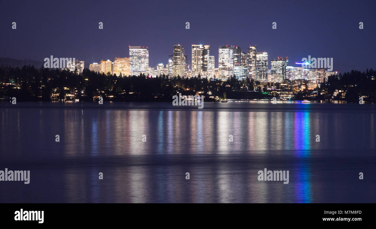 Schnell wachsende Bellevue Washington City Light im Blick auf das Wasser reflektiert über den See Stockfoto