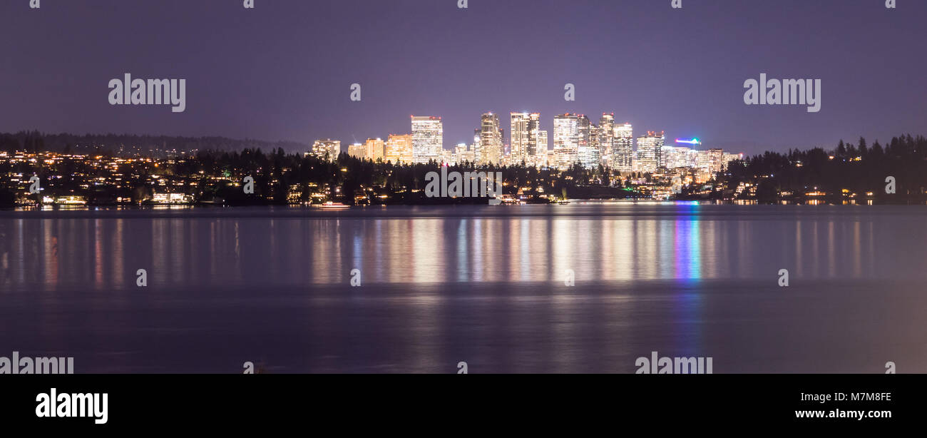 Schnell wachsende Bellevue Washington City Light im Blick auf das Wasser reflektiert über den See Stockfoto