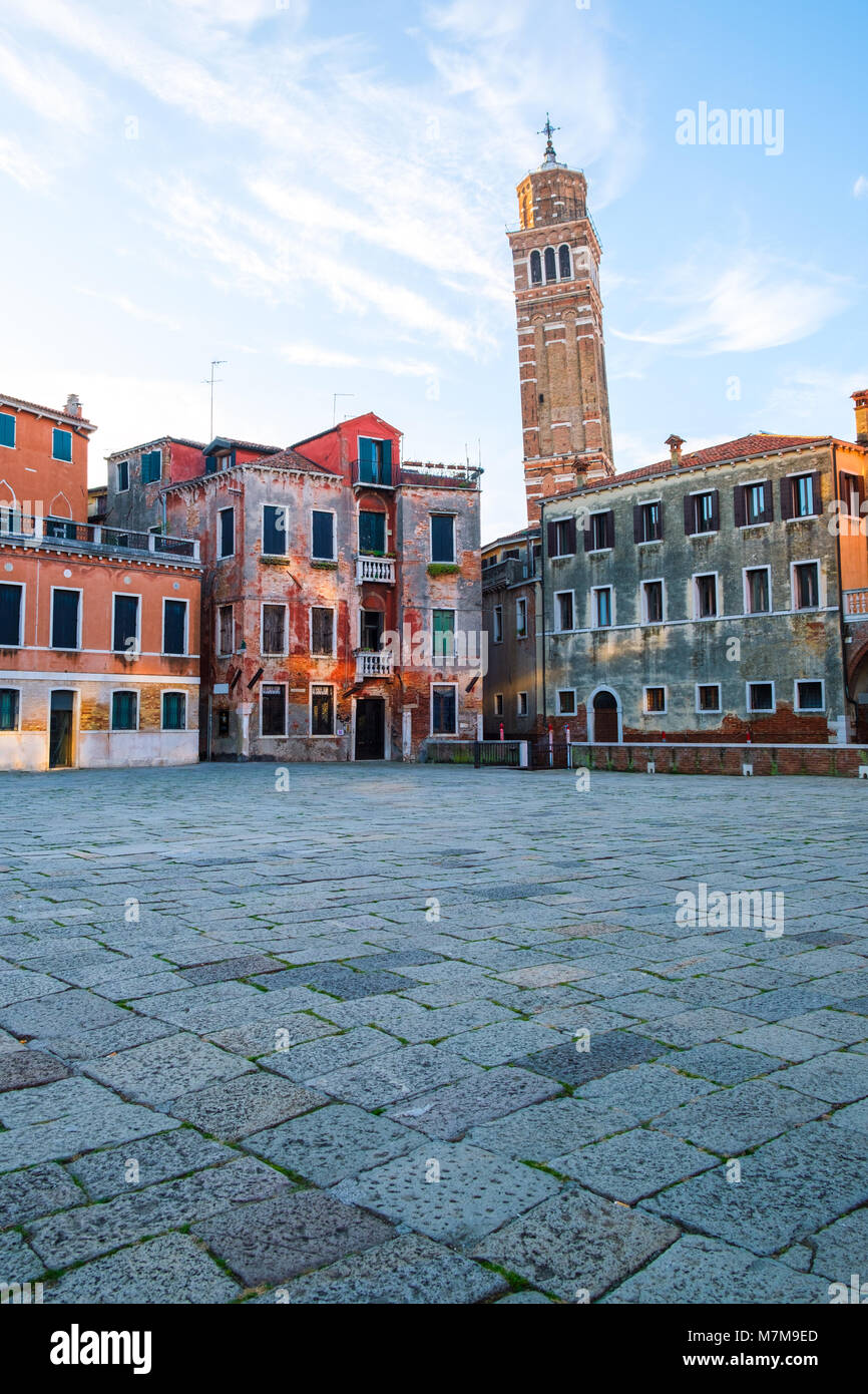Campo San Anzolo Square und den Glockenturm der St. Stephan Kirche in Venedig, Italien Stockfoto