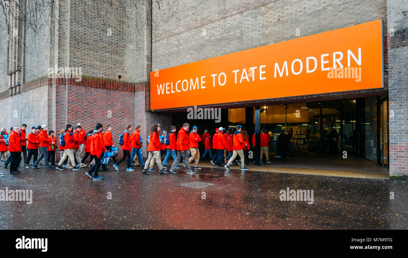 London, UK, 10. März 2018: Schule Gruppe in Uniform die Tate Modern, ein Museum für moderne Kunst in der South Bank London eingeben Stockfoto