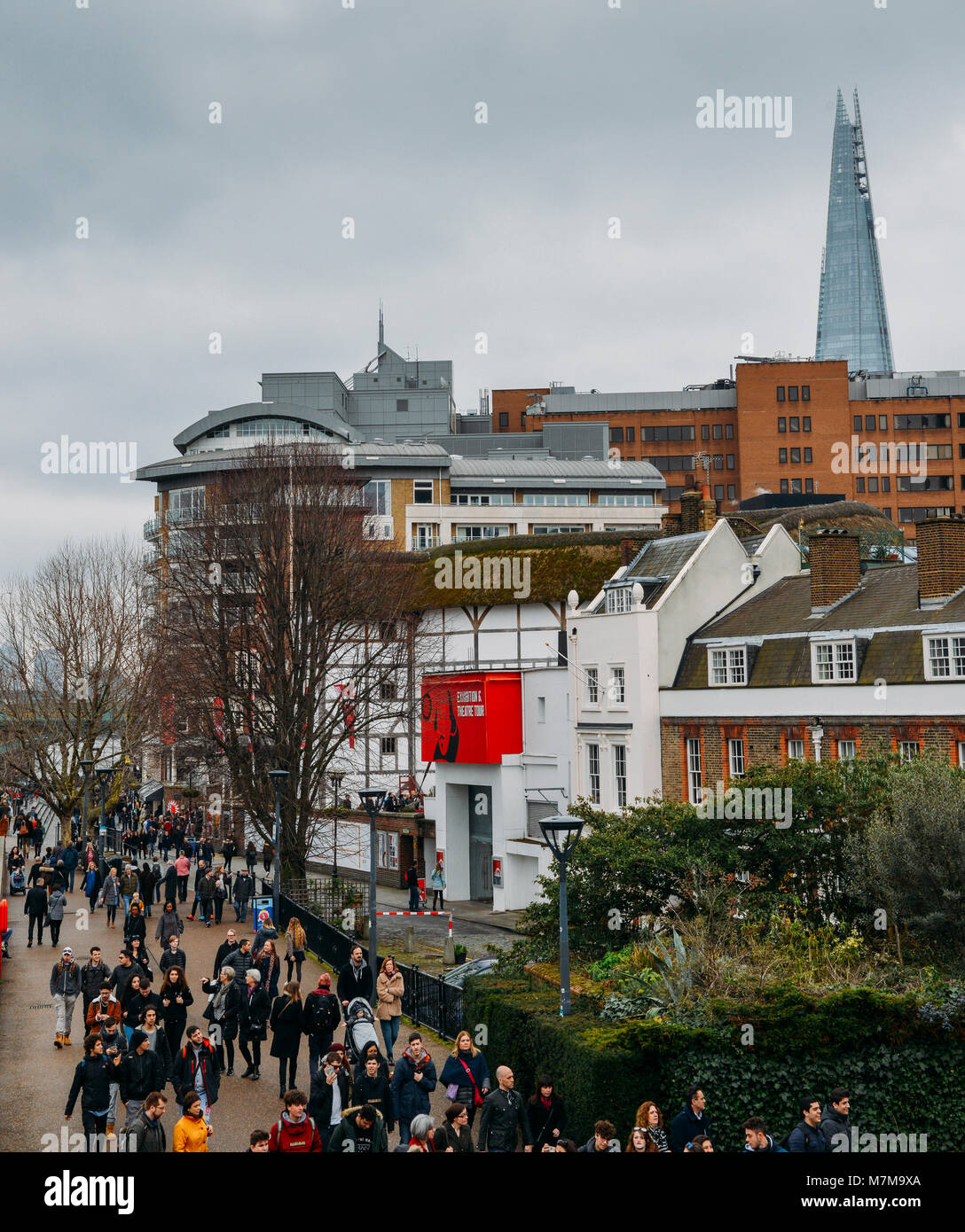 London, UK, 10. März 2018: Touristen am Jubiläum Spaziergang am Südufer der Themse mit Shakespeare's Globe, eine Nachbildung der ursprünglichen 1599 Elizabeth Stockfoto