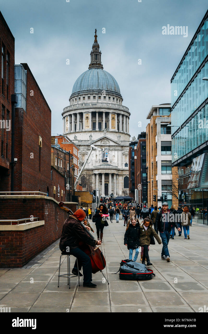 London, UK, 10. März 2018: Musikalische Street Performer spielen eine kopfüber Cello mit Blick auf die St. Paul's Kathedrale in London, England, Großbritannien Stockfoto