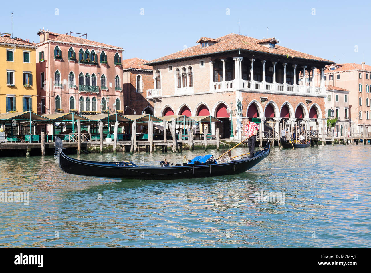 Gondoliere Rudern eine leere Gondel Vergangenheit der Rialto Markt, Grand Canal, San Polo, Veneto, Venedig, Italien in den Morgen, da holt er sein Boot zu starten Stockfoto