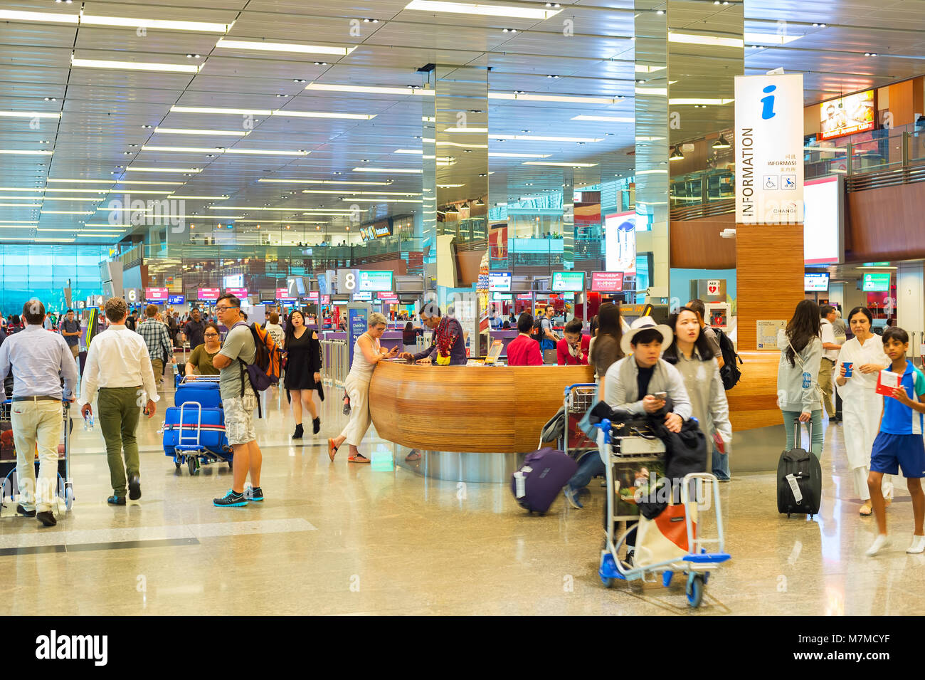 Singapur - Jan 13, 2017: Menschen bei internationalen Flughafen Changi in Singapur. Changi Airport dient mehr als 100 Fluggesellschaften, die 6.100 Woche Stockfoto