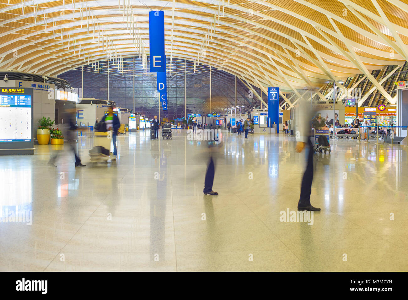 SHANGHAI, China - Dec 28, 2016: Die Menschen in Shanghai Pudong International Airport ist einer der beiden internationalen Flughäfen von Shanghai und einem großen Luftfahrt Stockfoto