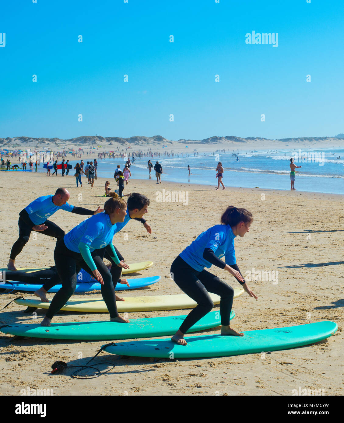 BALEAL, PORTUGAL - May 30, 2017: Trainer zeigen, wie man surft zur Gruppe der Surfer. Ericeira ist der berühmte Surfen in Portugal. Stockfoto