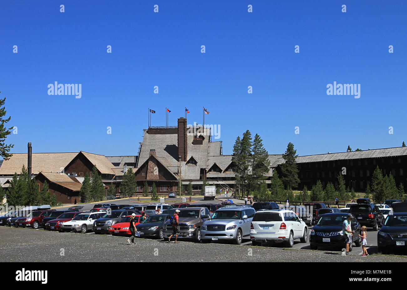 Old Faithful Inn, Rückseite des Gebäudes vom Parkplatz Old Faithful Inn; Stockfoto